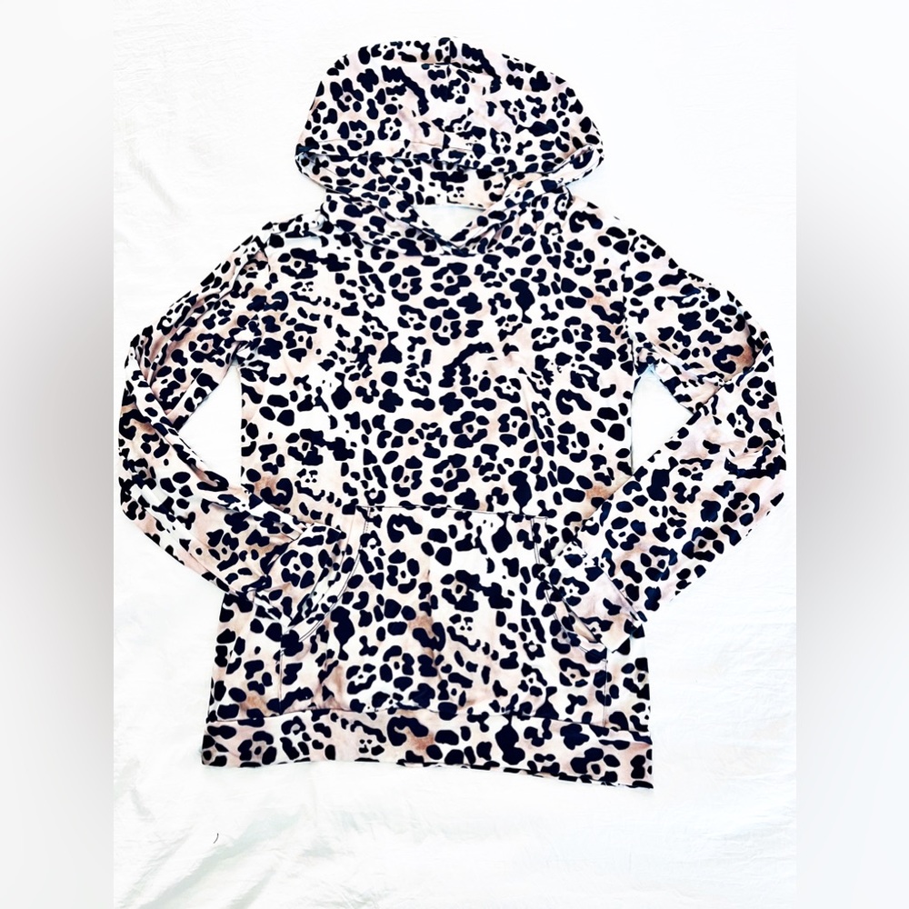 🤎🤍HOODIE~ Long sleeved leopard hoodie tee with kangaroo pocket🤍🤎 - Picture 2 of 6